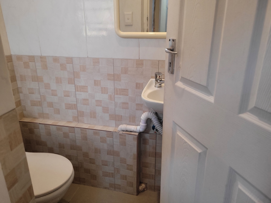 To Let 1 Bedroom Property for Rent in Goodwood Estate Western Cape